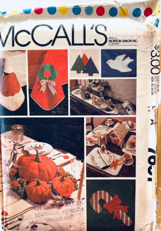 Holiday Table Setting Pattern Christmas & Thanksgiving Placemats Tablecloth Table Runner Home Decor Sewing Pattern McCalls 7651